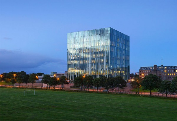 Блестящий куб библиотеки Абердинского университета вмещает в себе четверть миллиона книг и рукописей