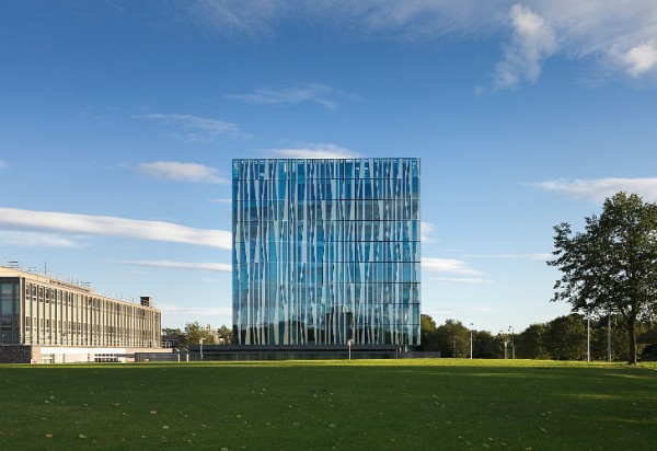 Расположенное на основании из шотландского камня здание формирует приятную атмосферу, которая побуждает студентов к учебе