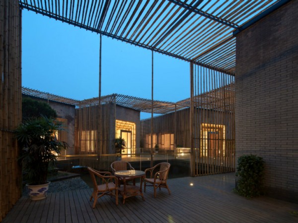 Зазоры в бамбуковых стенах обеспечивают естественную вентилицию, а также приятную вечернюю иллюминацию от внутреннего освещения