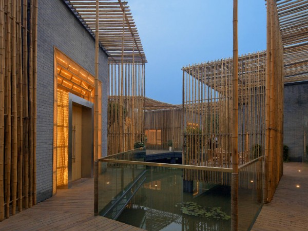 Помимо бамбука, в строительстве комнат использовался кирпич. Он обеспечивает не только декоративное разннобразие, но и повышает энергоэффективность строения