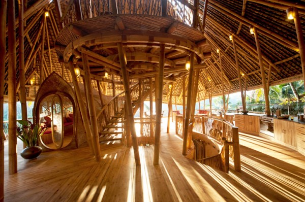 Бамбуковая крыша и соломенный навес держатся на колоннах из бамбука