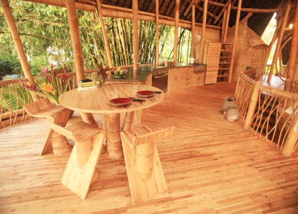 Бамбук используется во всем: в этих домах из него сделаны стены, полы, лестницы, мебель...