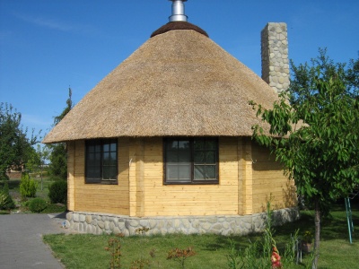 Традиционный датский дом с соломенной крышей прямо на берегу моря