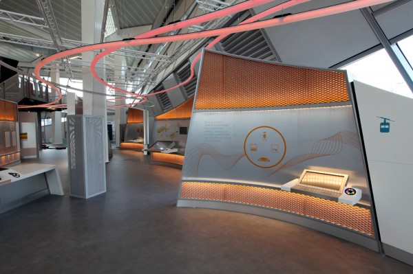 Выставка внутри здания рассказывает посетителям об экологических новшествах, которые применены в The Crystal