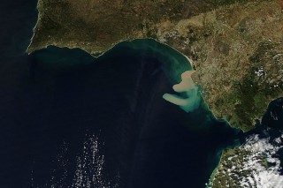 Возле побережья Испании вновь появилось большое пятно грязи