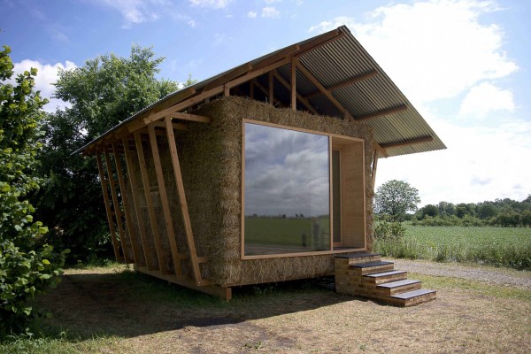 Домик построен целиком из местных материалов, с минимальным воздействием на окружающую среду