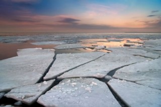 В нынешнем году произошло рекордное таяние льда в Арктике, а также рекордов достигла высокая температура и экстремальные явления