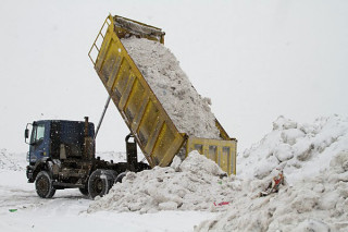 Снежную свалку устроили в Уфе на охраняемой береговой зоне