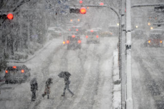 Транспортный коллапс в столице Японии вызвал мощный снегопад