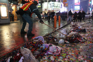 Около 50 тонн мусора было вывезено с нью-йоркской Таймс-сквер после Нового Года