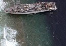 Американские ВМС с тральщика, который застрял около Филиппин на рифах, перекачивает нефть