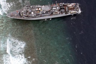 Американские ВМС с тральщика, который застрял около Филиппин на рифах, перекачивает нефть