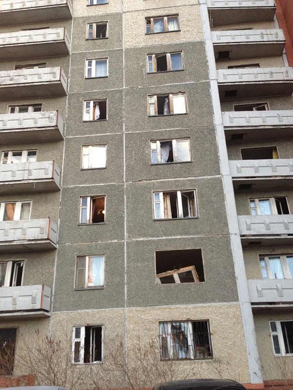 Выбитые метеоритом окна жилого дома