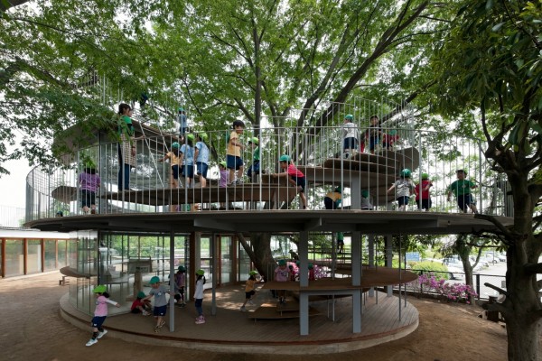 Детский сад вокруг дерева