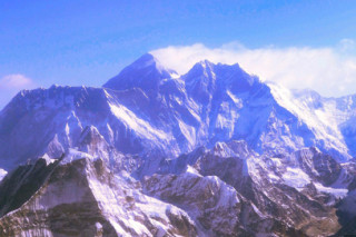 Военные Индии и Непала снесли со склонов Эвереста четыре тонны мусора