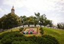 Клумбу в виде ротонды с гортензиями и другими уветами в Харькове в этом году украсили георгиевской лентой