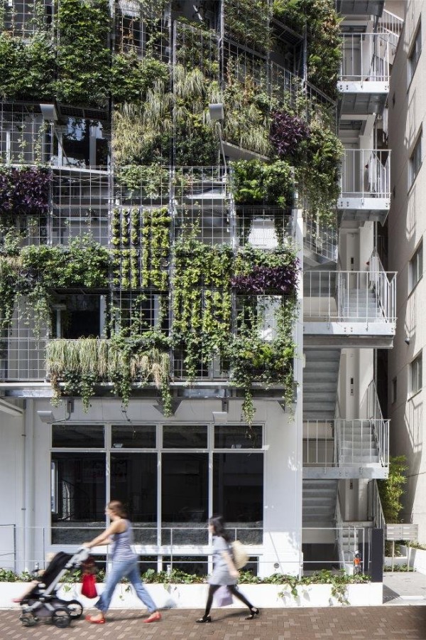 Зеленая многоэтажка в Токио