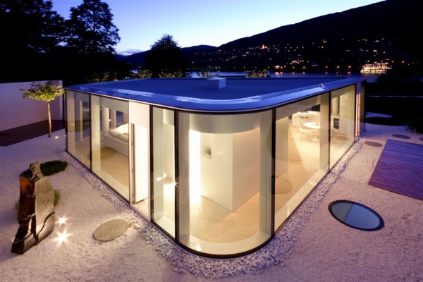 Стеклянный дом у озера Лугано