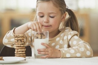 Печенье с молоком в вечернем детском рационе приводит к нарушению здоровья