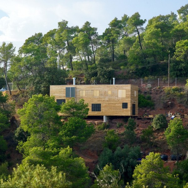 Деревянный дом на сваях в Испании