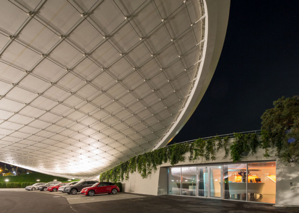 Volkswagen построил высокотехнологичный павильон для посетителей