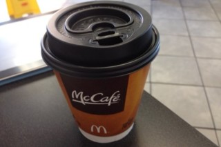 В американских McDonald’s напитки будут подавать в бумажных стаканах