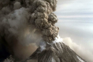 Вулкан Ключевской выбросил 10-километровый столб пепла