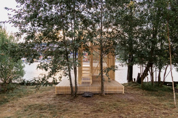 Деревянный павильон для отдыха у реки