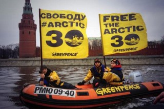 Акция протеста активистов Greenpeace на Москве-реке