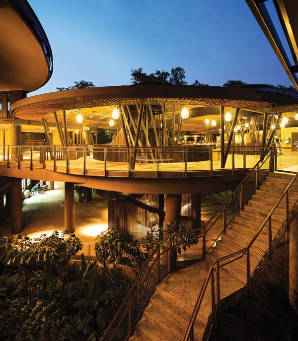 Двухэтажные домики построены из местных материалов и покрыты бамбуком