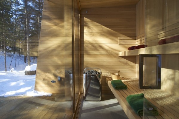 Деревянный домик на севере Канады