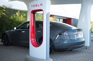 Элон Маск раскроет технологию зарядки Tesla