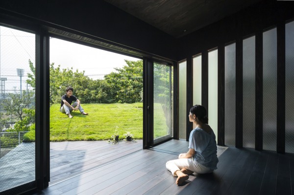 Дом в Японии с зеленой крышей и черным интерьером