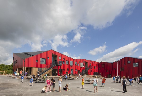 Начальная школа в Дании: яркий дизайн и «зеленые» технологии