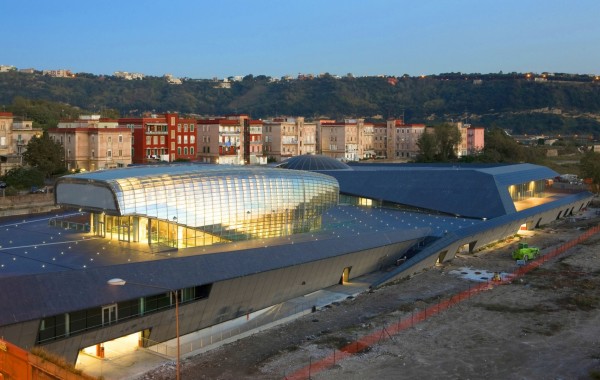 Футуристический центр в Неаполе производит 265 000 кВт⋅ч в год