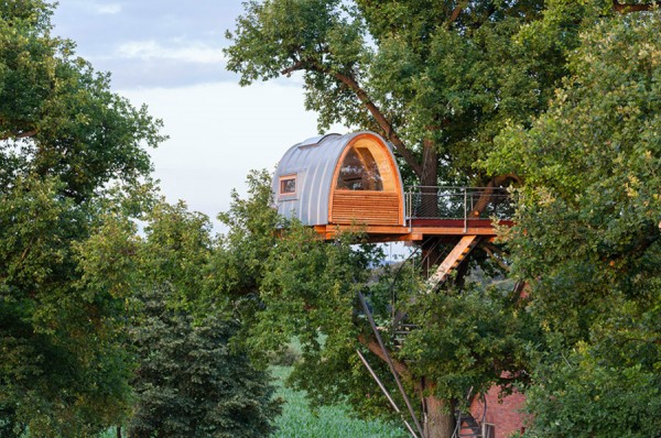 Спальный домик среди крон деревьев