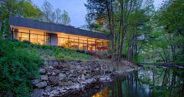 Частная резиденция у лесной реки в Коннектикуте
