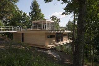 Дом на сваях у лесного озера
