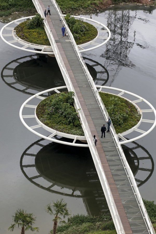 Пешеходно-велосипедный мост с клумбами в Сан-Паулу