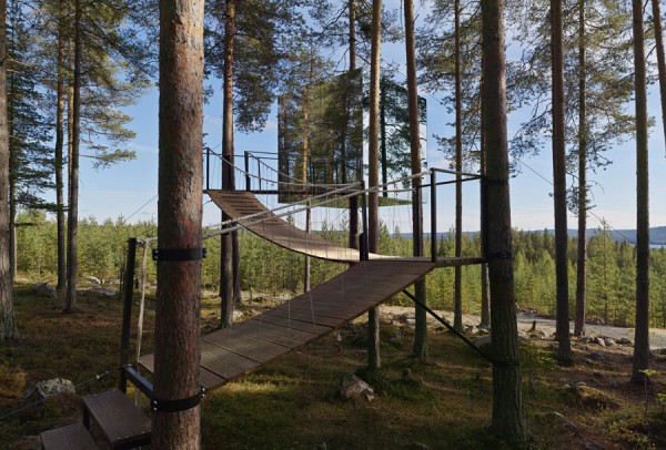 Treehotel: зеркальный домик на дереве