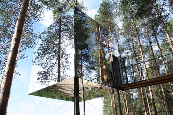 Treehotel: зеркальный домик на дереве