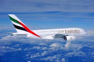 Airline Emirates переработала рекламный баннер в сумки для покупок