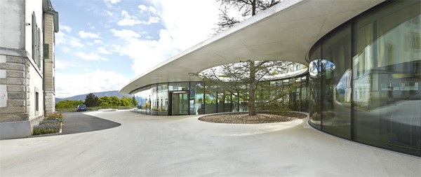 Новое здание для Красного Креста в Женеве встроили в холм
