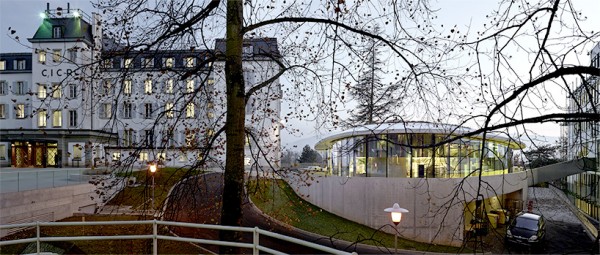Новое здание для Красного Креста в Женеве встроили в холм