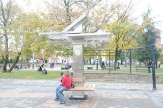 Сербские студенты создали дерево-зарядку, работающее от солнечной энергии