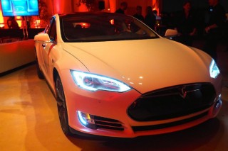 В Китае покупателей Tesla Model S освободили от платы за номера