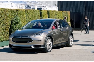 Выпуск Tesla Model X перенесли на вторую половину 2015 года