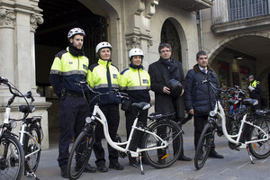 В испанской Жироне полицейских пересаживают на электровелосипеды