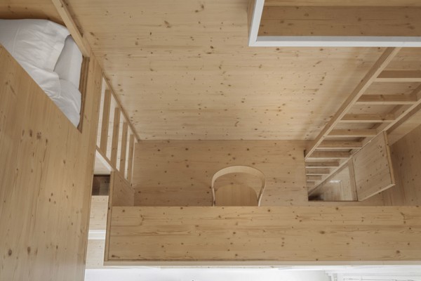 Многоуровневая квартира-студия из дерева