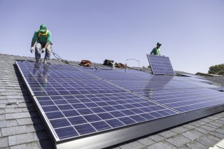 SolarCity строит энергосистемы с аккумуляторными батареям производства Tesla